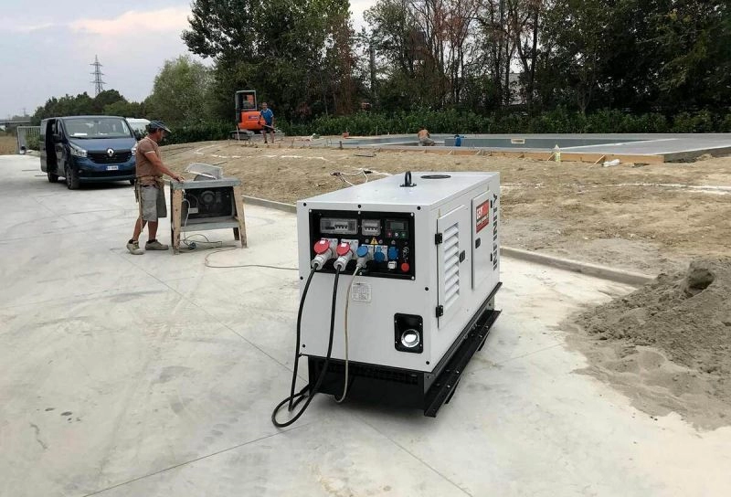 Generator de curent insonorizat GENMAC Infinity G15 putere maxima 12 kW 400V motor YANMAR Diesel rezervor 100 L DSE-4510+WH+CLH+FLP