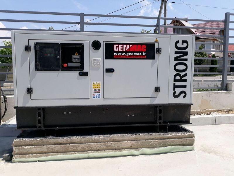Generator de curent insonorizat Genmac Strong G30IS putere maxima 26 kW 230V/400V motor Iveco Diesel rezervor 100 L AVR