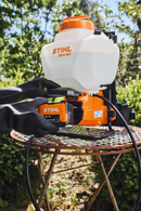 Pulverizator pe acumulator STIHL SGA 60 sistem AK debit apa 1.8 l/min presiune 4 bar rezervor 15 l set cu acumulator AK 10 si incarcator AL 101