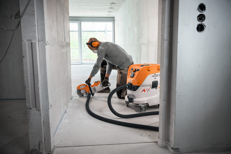 Aspirator STIHL SE 133 ME putere 1400W putere de aspirare 250mbar