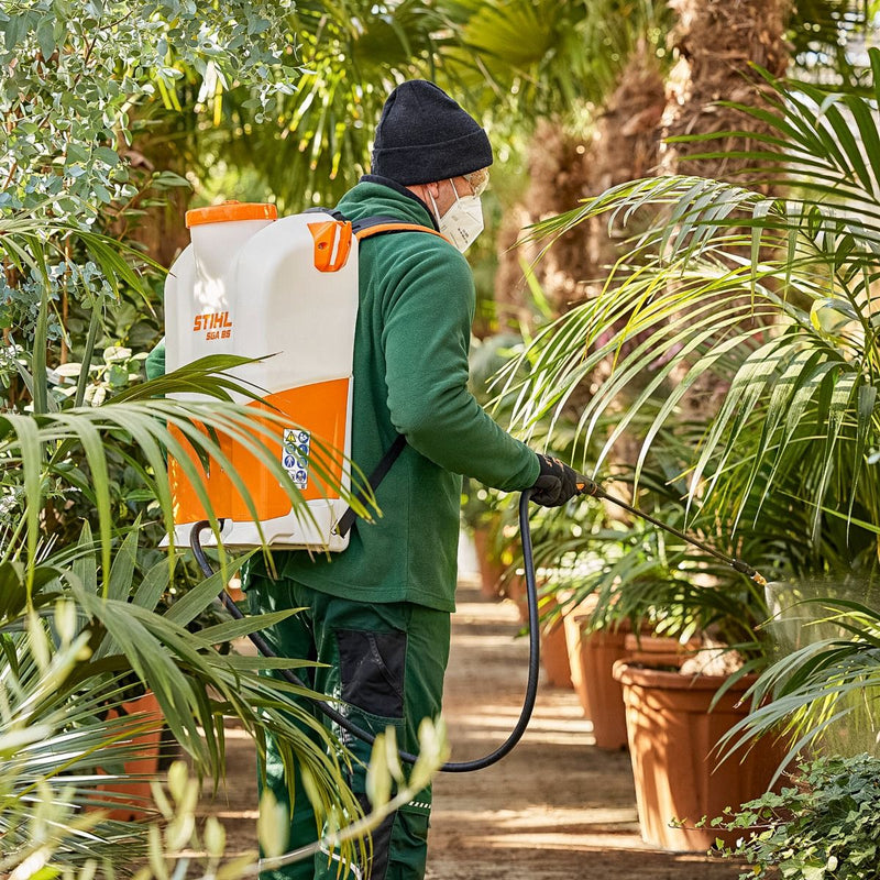 Atomizor STIHL SGA 85 tip rucsac tensiune 36 V rezervor 17 L sistem AP fara acumulator si incarcator