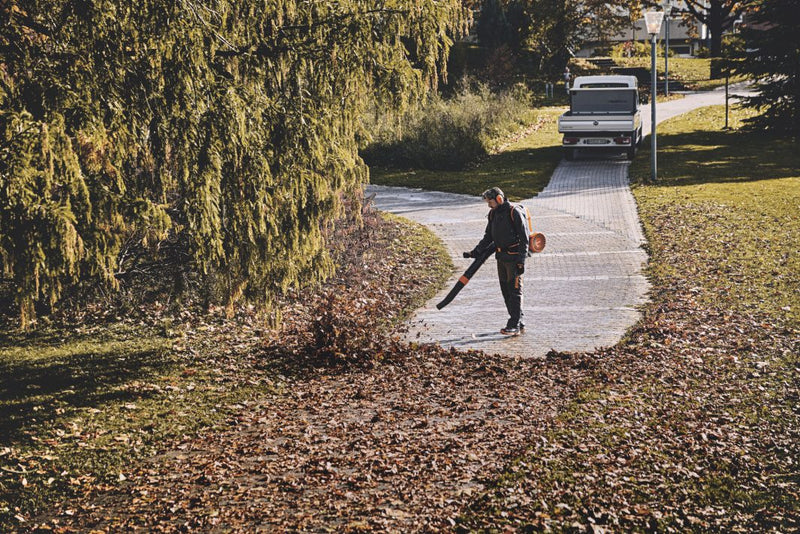 Suflanta STIHL BGA 300 debit aer 970 m³/h putere suflare 26 N sistem AP fara acumulator si incarcator