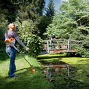 Motocoasa STIHL FS 56 motor 1.1 CP latime lucru 42cm cutit pentru iarba 230-2 chinga de transport + ulei amestec 2T 1L + AutoCut 27-2