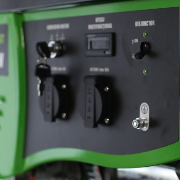 Generator de curent pe benzina Greenfield G-EC6100PEW portabil, monofazat 4.5 kVA pornire electrica roti de transport