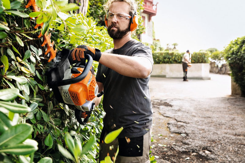Foarfeca gard viu STIHL HS 82 T putere 0.7 kW benzina lama 60 cm distanta intre dinti 30 mm