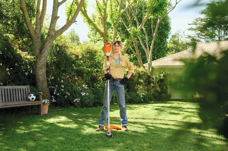 Motocoasa cu acumulator STIHL FSA 80 R diametru 380 mm autocut 27-2 sistem AK cu acumulator AK 30 si incarcator AL 101