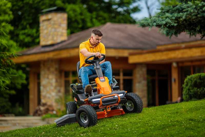 Tractoras de tuns iarba Villager Capricorn 38 motor electric fara perii putere 1350 W acumulator Pb-acid 75 Ah 48 V latime lucru 98 cm suprafata recomandata 6000 m2