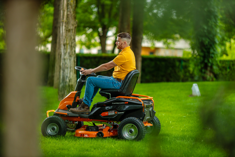 Tractoras de tuns iarba Villager Capricorn 38 motor electric fara perii putere 1350 W acumulator Pb-acid 75 Ah 48 V latime lucru 98 cm suprafata recomandata 6000 m2