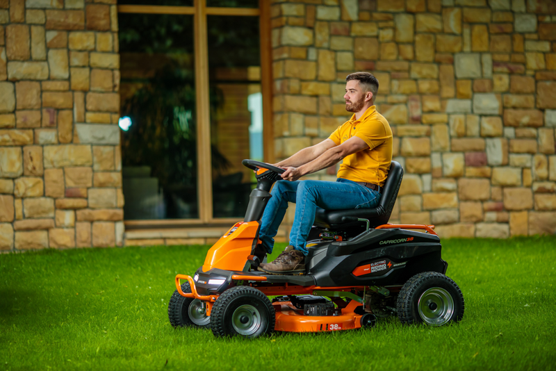 Tractoras de tuns iarba Villager Capricorn 38 motor electric fara perii putere 1350 W acumulator Pb-acid 75 Ah 48 V latime lucru 98 cm suprafata recomandata 6000 m2