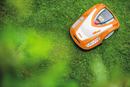 Robot de tuns gazonul STIHL RMI 422 P latime de lucru 200 mm suprafata taiere 1500 m² unghi de urcare 40 grade