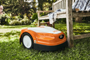 Robot de tuns gazonul STIHL RMI 422 P latime de lucru 200 mm suprafata taiere 1500 m² unghi de urcare 40 grade
