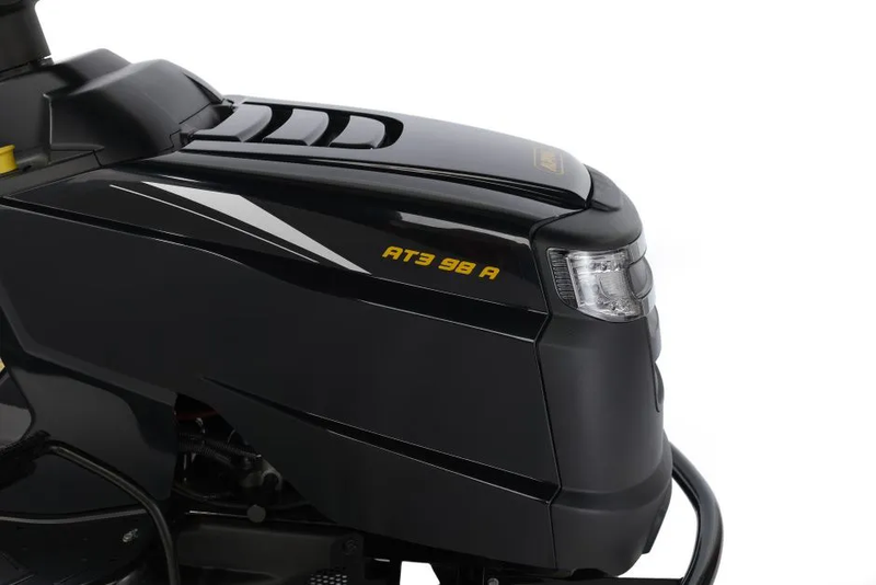 Tractoras de tuns gazon Alpina AT3 98 A putere 6.5 kW benzina 5+1 viteze latime taiere 98 cm 7 trepte taiere acumulator 18 Ah 12V