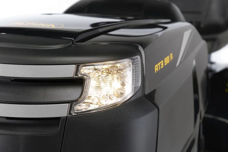 Tractoras de tuns gazon Alpina AT3 98 A putere 6.5 kW benzina 5+1 viteze latime taiere 98 cm 7 trepte taiere acumulator 18 Ah 12V