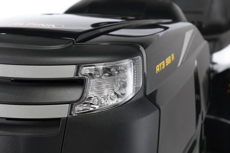 Tractoras de tuns gazon Alpina AT3 98 A putere 6.5 kW benzina 5+1 viteze latime taiere 98 cm 7 trepte taiere acumulator 18 Ah 12V