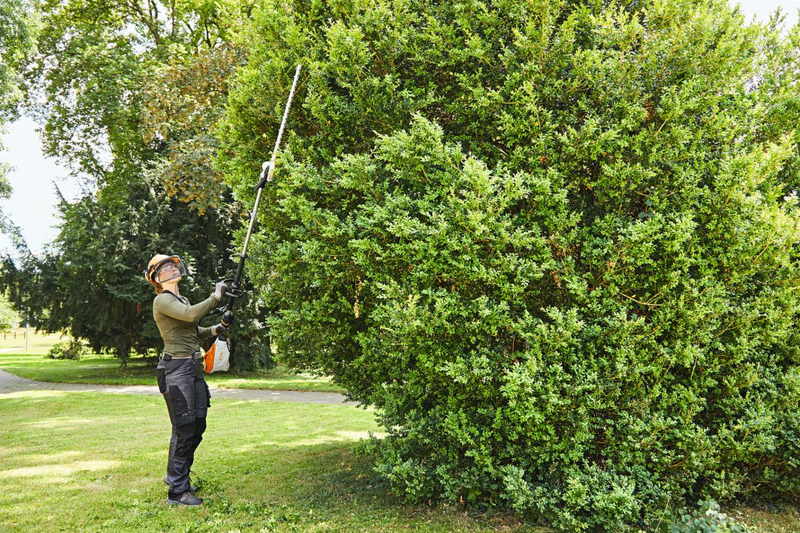 Foarfeca gard viu STIHL HLA 135 cu raza extinsa putere 0,76 kW lama 60 cm sistem AP fara acumulator si incarcator