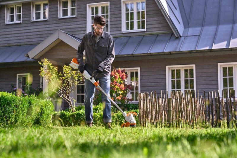 Motocoasa cu acumulator putere 0.3 kW diametru taiere 28 cm autocut C 3-2 sistem AK fara acumulator si incarcator