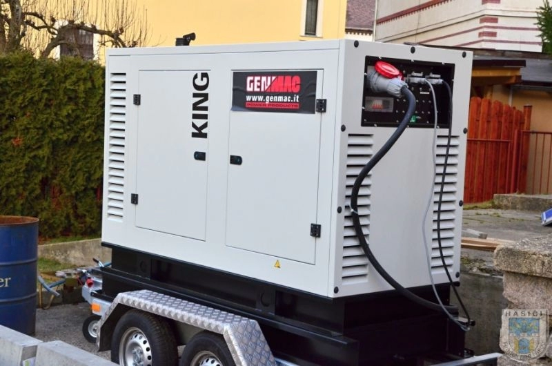 Generator de curent insonorizat GENMAC King G100IS putere maxima 88 kW 400V motor Iveco Diesel rezervor 150 L AVR IVECO