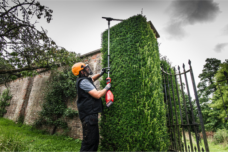 Trimmer pentru gard viu pe acumulator Milwaukee M18 FHETE27-0 lungime taiere 60 cm tija extensibila 267 cm