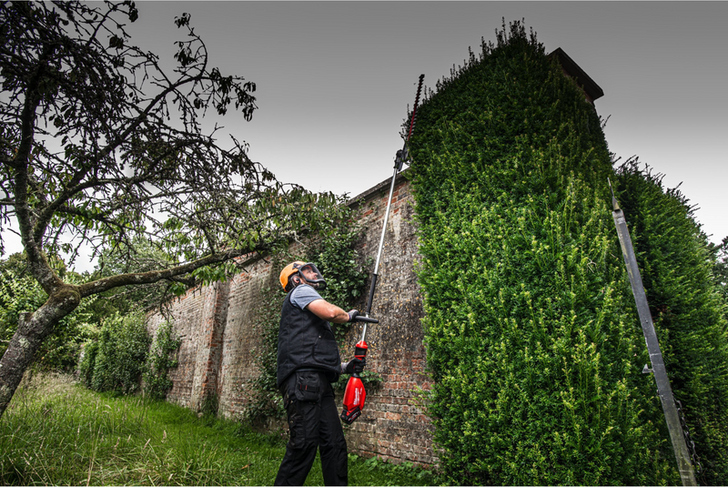 Trimmer pentru gard viu pe acumulator Milwaukee M18 FHETE27-0 lungime taiere 60 cm tija extensibila 267 cm