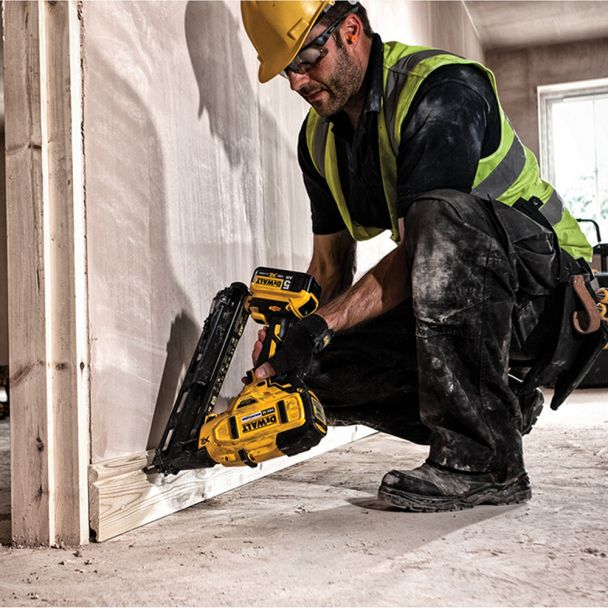 Ciocan de batut cuie Dewalt DCN650P2 cu 2 acumulatori Li-Ion 18 V/5.0 Ah cuie 1.8 / 32 - 63 mm capacitate magazie 110 buc valiza de transport