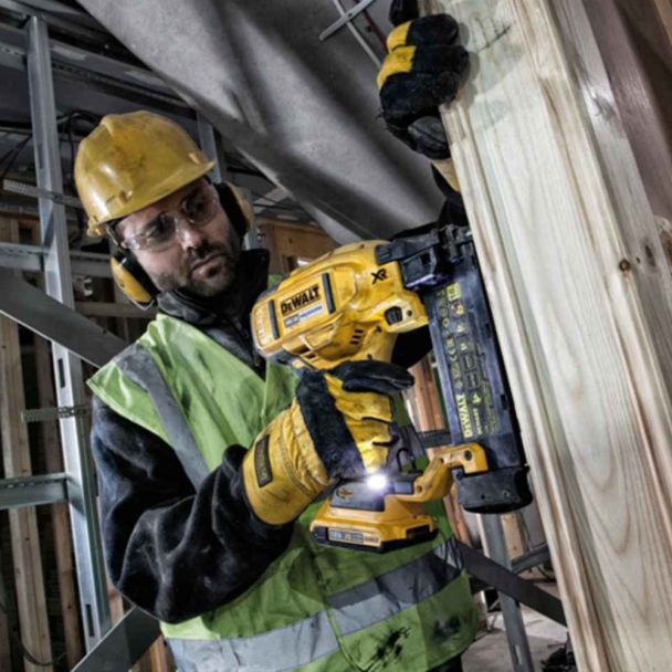 Pistol de batut cuie Dewalt DCN680N compatibil cu acumulatori Li-Ion 18 V XR cuie 1.25 / 15-54 mm capacitate magazie 110 buc