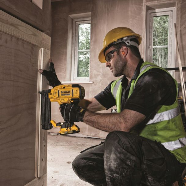 Pistol de batut cuie Dewalt DCN680NT compatibil cu acumulatori Li-Ion 18 V XR cuie 1.25 / 15-54 mm capacitate magazie 110 buc in geanta TSTAK