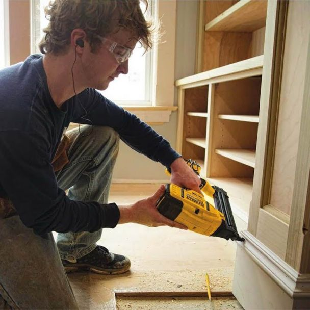 Pistol de batut cuie Dewalt DCN680D2 cu 2 acumulatori Li-Ion 18 V/2.0 Ah cuie 1.25 / 15-54 mm capacitate magazie 110 buc