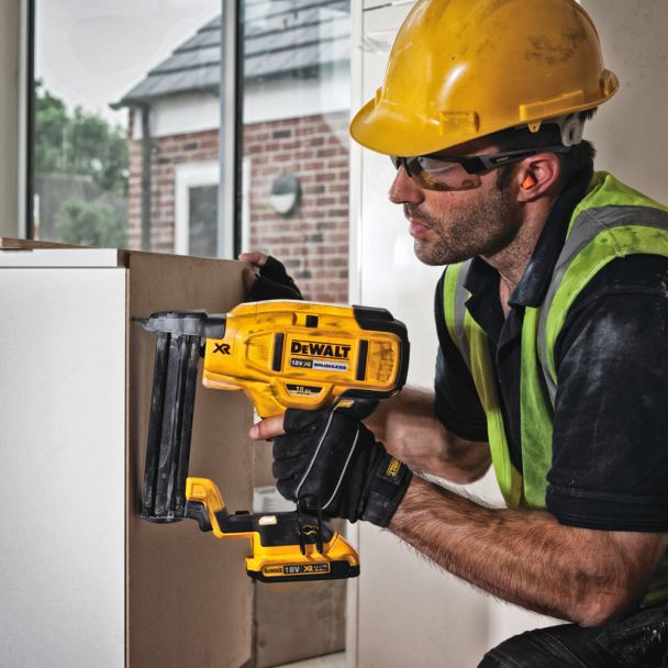 Pistol de batut capse Dewalt DCN681D2 cu 2 acumulatori Li-Ion 18 V/2.0 Ah 12-38 mm capacitate magazie 110 buc