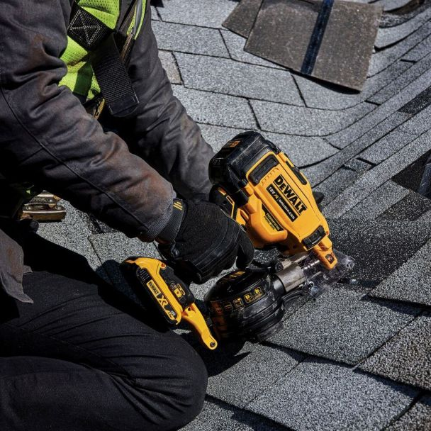 Ciocan de batut cuie Dewalt DCN45RND2 cu 2 acumulatori XR 18 V / 2 .0Ah cuie 3.1 / 19-45 mm