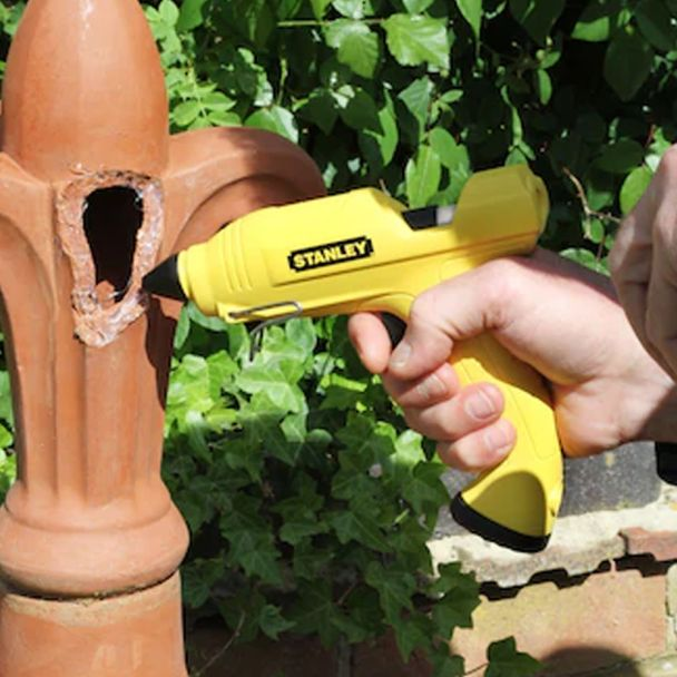 Pistol electric pentru lipit cu batoane de adeziv Stanley STHT6-70416 putere 40 W cablu detasabil