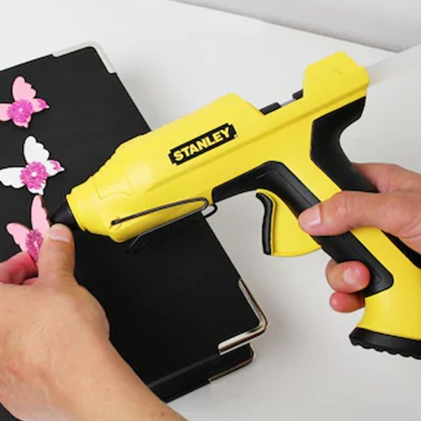 Pistol electric pentru lipit cu batoane de adeziv Stanley STHT6-70417 putere 95 W incalzire rapida
