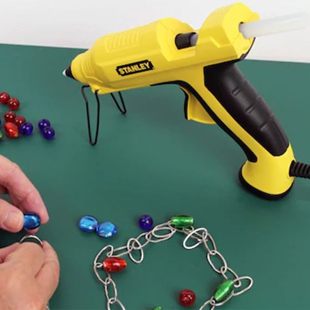 Pistol electric pentru lipit cu batoane de adeziv Stanley STHT6-70417 putere 95 W incalzire rapida