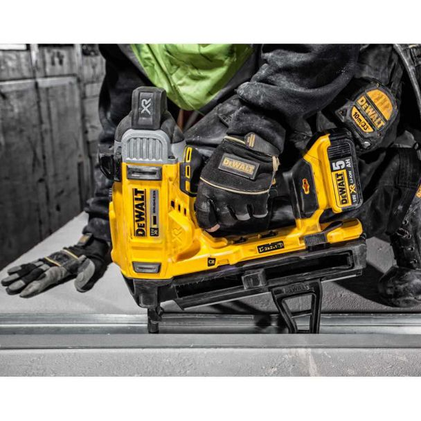 Ciocan de batut cuie in beton Dewalt DCN890N compatibil cu acumulatori Li-Ion 18 V XR cuie 2.6 - 3.7 / 13-57 mm