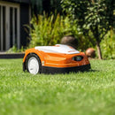 Robot de tuns gazonul STIHL RMI 422 latime de lucru 200 mm suprafata taiere 800 m² unghi de urcare 35 grade