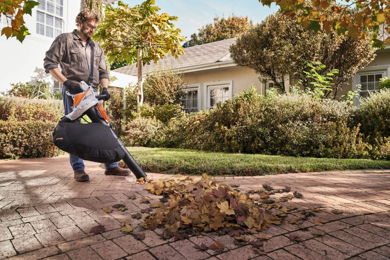 Aspirator cu tocator STIHL SHA 56 tensiune 36V debit aer 560 mc/h putere de suflare 8 N sistem AK fara acumulator si incarcator