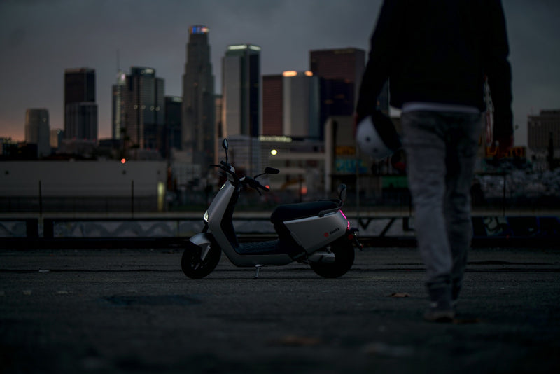 Scuter electric Ztech ZT-21 G5 ECO autonomie 65 Km viteza maxima 45 km/h putere 2400W acumulator 20Ah/72V-Alb