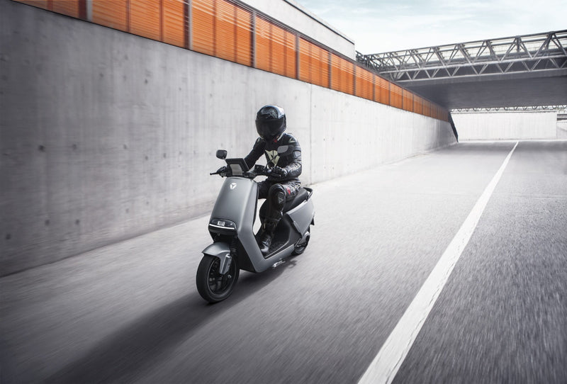 Scuter electric Ztech ZT-21 G5 ECO autonomie 65 Km viteza maxima 45 km/h putere 2400W acumulator 20Ah/72V-Alb