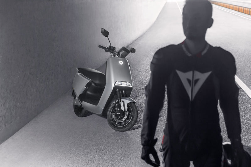 Scuter electric Ztech ZT-22 G5 autonomie 77 Km viteza maxima 45 km/h putere 2300W acumulator 20Ah/60V-Negru